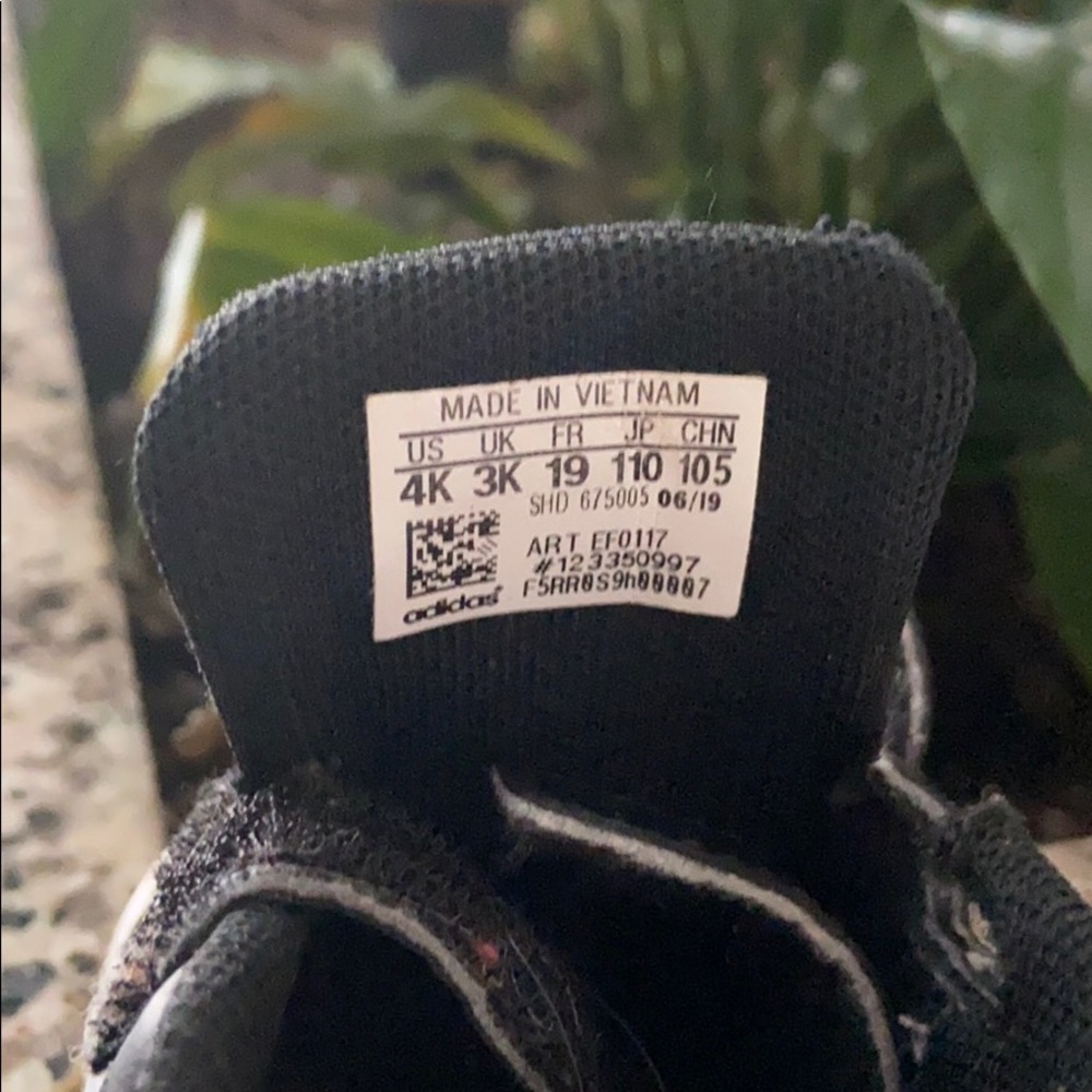 Used Toddler size 4 adidas sneakers - Picture 5 of 5